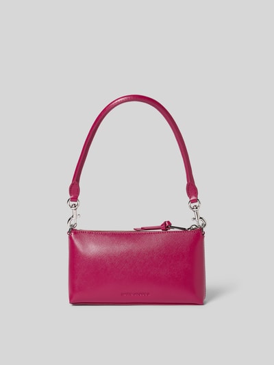 Produktfoto, Pochette aus echtem Rindsleder von Marc Jacobs in Pink mit Ketten-Optik, Hauptfach mit Reißverschluss, Logo-Detail, abnehmbarer Trageriemen, Breite 21 cm, Länge 12 cm, Tiefe 4 cm