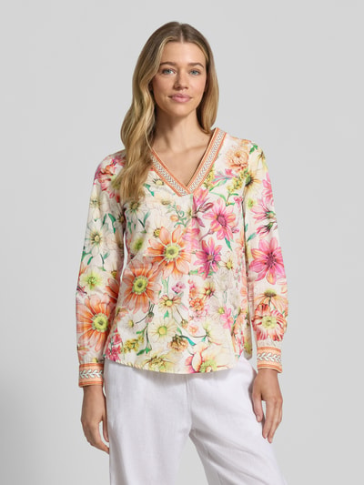 Frauenmodel trägt Regular Fit Bluse im Allover-Look von Emily Van den Bergh aus Reine Baumwolle mit V-Ausschnitt, bunte Blütenmuster, Ganzkörperansicht von vorne. Rückenlänge bei Größe 36: 46 cm, Ärmellänge: 60 cm.