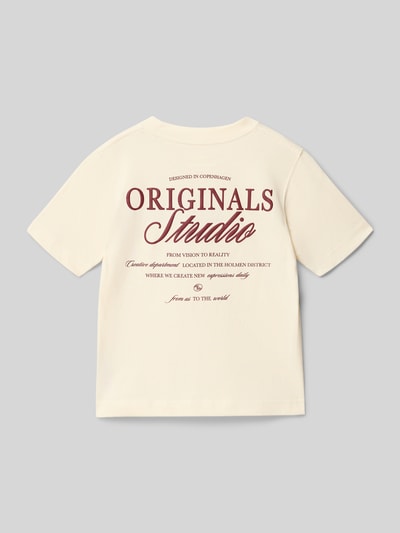 Jongen draagt Regular Fit T-shirt met Statementprint model 'Bro' van Jack & Jones, puur katoen, ronde hals, ruglengte maat 140: 50 cm, Ganzkörperansicht Rückansicht.