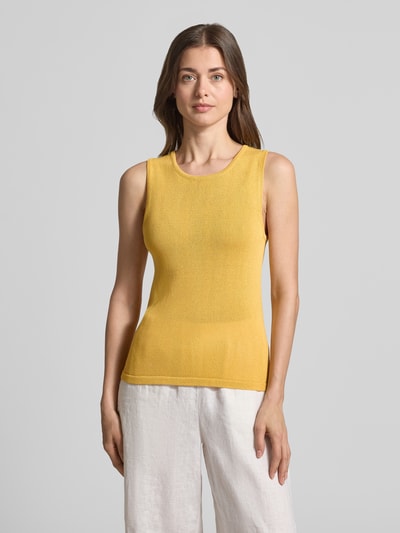 Vrouwenmodel draagt Regular Fit T-Shirt aus Viskose-Mix van Selected Femme in effen geel breisel, mouwloos, ronde hals, Ganzkörperaanzicht van voren.