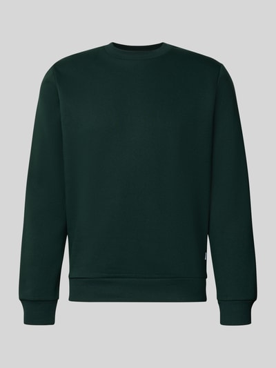 Produktfoto, Regular Fit Sweatshirt mit Baumwoll-Anteil Modell 'Bradley' von JACK & JONES in Dunkelgrün mit gerippten Abschlüssen und Logo-Label.