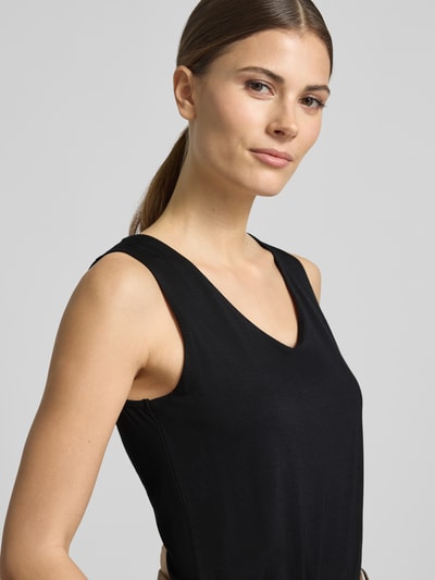 Frauenmodel trägt Top mit V-Ausschnitt Modell 'Marica' von Soyaconcept, Lyocell-Elasthan-Mix, Slim-Fit, schwarze Farbe, Nahaufnahme Oberkörper. Rückenlänge bei Größe S: 60 cm.