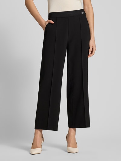 Frauenmodel trägt schwarze Straight Fit Stoffhose mit Ziernaht Modell 'Cameron' von Cambio, elastischer Bund, Nahaufnahme Oberkörper.
