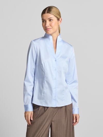 Frauenmodel trägt Bluse aus Baumwoll-Mix von Christian Berg Woman in Hellblau, taillierte Passform, Stehkragen, Ganzkörperansicht von vorne.