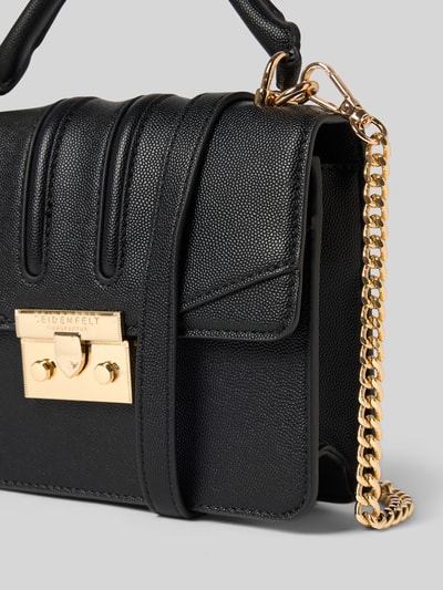 Produktfoto, Tasche mit Strukturmuster Modell 'Roros' von Seidenfelt, schwarz, goldene Ketten, Logo-Detail, Nahaufnahme, Damen Tasche
