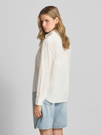 Frauenmodel trägt Regular Fit Hemdbluse aus reiner Baumwolle von Marc O'Polo Denim, Optik: Unifarben, ganzkörperansicht rückansicht.