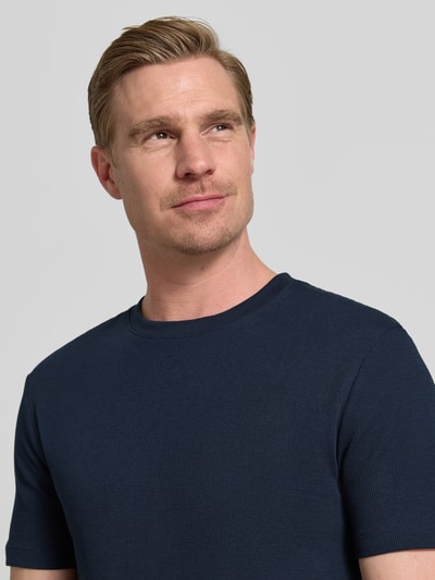 Männermodel trägt Regular Fit T-Shirt aus Baumwoll-Mix von Tom Tailor Denim in Optik: Unifarben, Piqué-Struktur, Nahaufnahme Oberkörper.