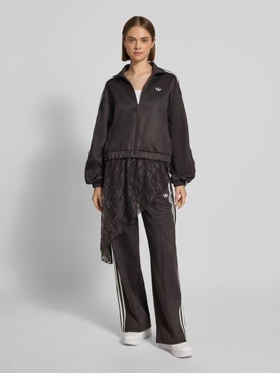 Modelka kobieca nosi Oversized Sweatjacke aus Baumwoll-Mix model 'LACE OVERSIZED' od adidas Originals w kolorach czarnym i białym, tkanina z gładką fakturą, całkowity widok z przodu.