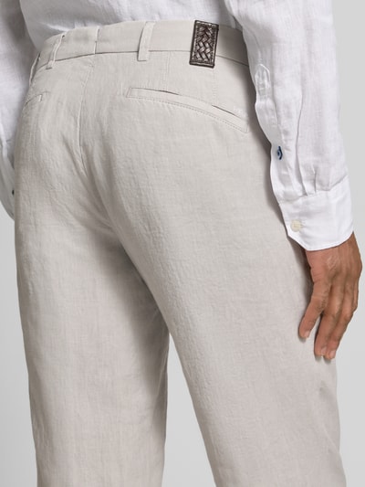 Männermodel trägt Straight Fit Leinenhose aus reinen Leinen Modell 'Lynx' von Mmx, Gesäßtaschen, Nahaufnahme Rückansicht. Herren.
