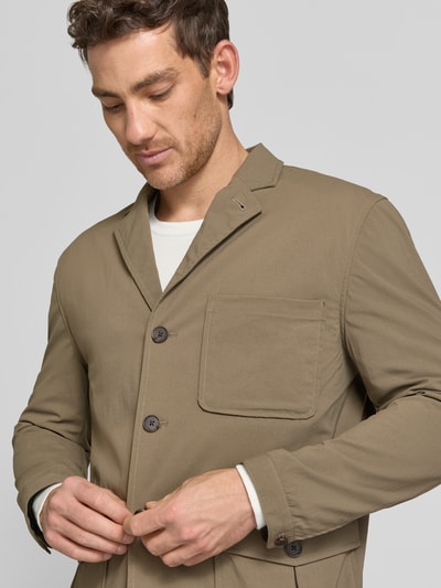 Männermodel trägt Regular Fit Anzugsakko mit Reverskragen Modell 'HALLS HYBRID' von SELECTED HOMME, Optik: Unifarben, Materialverarbeitung: Batist, Nahaufnahme Oberkörper.