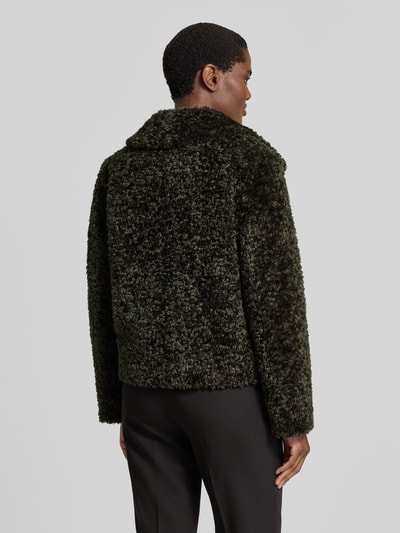 Männermodel trägt Regular Fit Jacke mit Wykładany kołnierz z Futerko od FUCHS SCHMITT, Listwa guzikowa, czarny, widok całej sylwetki z tyłu. Długość tyłu 52 cm, Szerokość ramion 46 cm, Szerokość w rozmiarze klatki piersiowej 53 cm, Długość rękawów 62 cm.