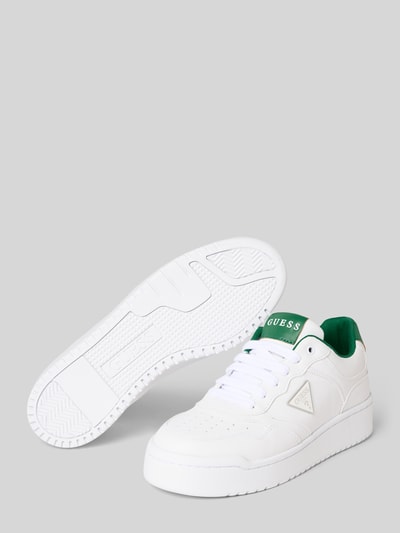 Produktfoto, Sneaker mit Logo-Applikation Modell 'Miram' von Guess, Weiß mit grünen Details, abgerundete Passform, profilierte Sohle, Schnürverschluss, Damen, Absatzhöhe 4 cm, Schafthöhe 8 cm, Schaftweite 7 cm