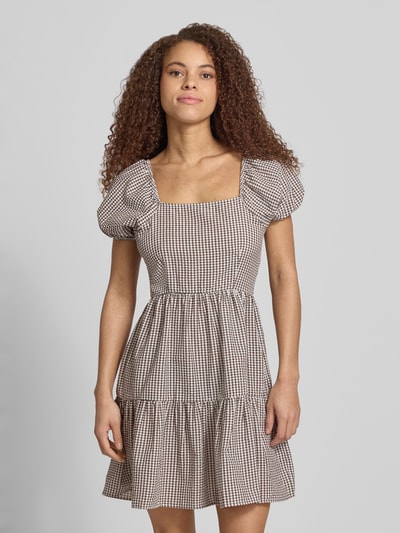 Frauenmodel trägt Knielanges Kleid mit Karree-Ausschnitt Modell 'ELIZA' von Noisy May in A-Linie aus Material-Mix mit Baumwoll-Anteil, Ganzkörperansicht von vorne.