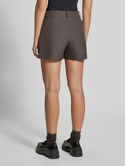 Frauenmodel trägt Regular Fit Skort mit Gürtelschlaufen Modell 'LINDA' von ONLY, Damen Mini-Rock, braune Farbe, glatte Textur, Ganzkörperansicht Rückansicht.