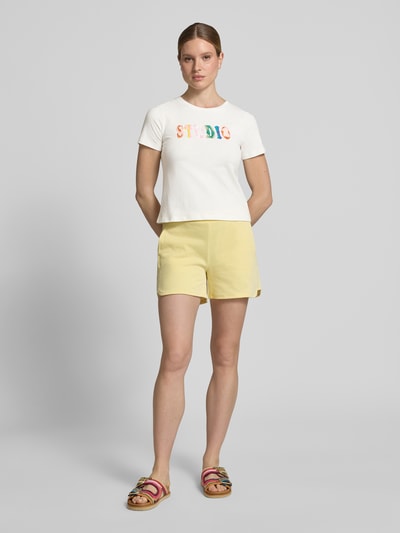 Frauenmodel trägt Regular Fit T-Shirt mit Logo-Stitching von JAKE*S STUDIO WOMAN aus reiner Baumwolle, Rundhalsausschnitt, weiße Farbe, Ganzkörperansicht von vorne.