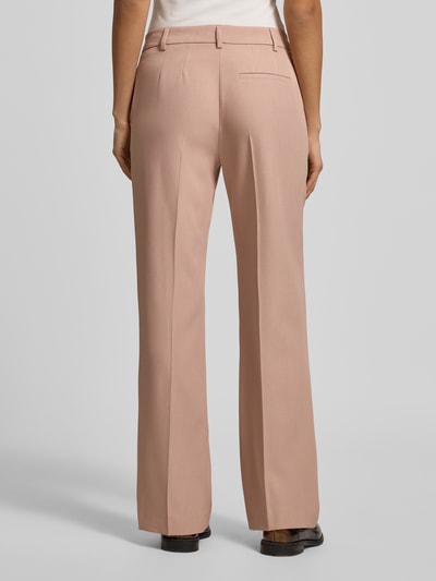 Vrouwenmodel draagt Stoffhose mit Gesäßtasche van Jake*s Collection in lichtroze, losse fit, stretch-mix, detail van achterzak, Ganzkörperansicht Rückansicht.