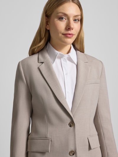 Frauenmodel trägt Regular Fit Blazer mit Viskose-Anteil Modell 'RITA' von Selected Femme, Optik: Unifarben, Melange, 2-Knopf-Verschluss, Reverskragen, Pattentaschen, Materialverarbeitung: Webware, Material-Mix mit Viskose-Anteil, Nahaufnahme Oberkörper.