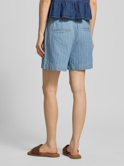 Frauenmodel trägt Jeansshorts aus reiner Baumwolle Modell 'MW' von Pepe Jeans mit Streifenmuster und 5-Pocket-Design, Ganzkörperansicht Rückansicht.