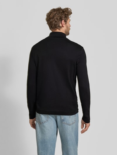 Männermodel trägt Regular Fit Longsleeve aus reiner Baumwolle mit Rollkragen von Christian Berg Men, schwarze Farbe, glatte Struktur, elastische Abschlüsse, Rückenlänge bei Größe M 70 cm, Ganzkörperansicht Rückansicht.