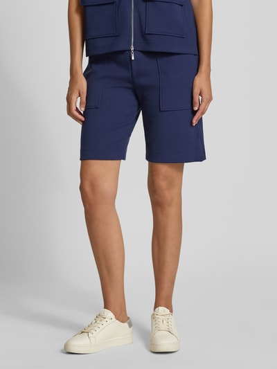 Vrouwenmodel draagt Regular Fit Shorts met elastische band van Christian Berg Woman, elastische materiaalmix, ziernaden. Ganzkörperansicht van voren.
