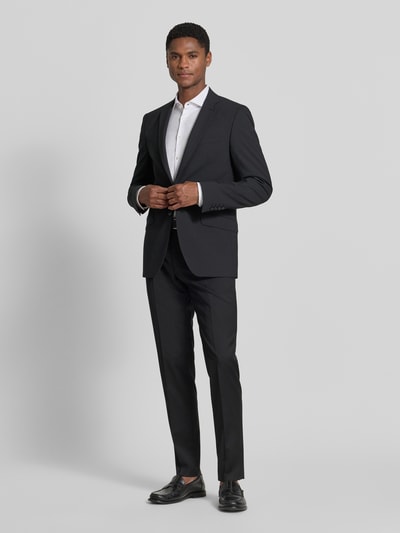 Männermodel trägt Slim Fit Anzughose mit Bügelfalten Modell 'Move Apollo' von DIGEL, Schurwoll-Elasthan-Mix, Ganzkörperansicht von vorne.