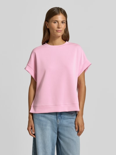 Frauenmodel trägt T-Shirt mit elastischen Abschlüssen von Rich & Royal in Rosa, Modal-Mix mit Stretch-Anteil, Relaxed Fit, Rundhalsausschnitt, Ganzkörperansicht von vorne.