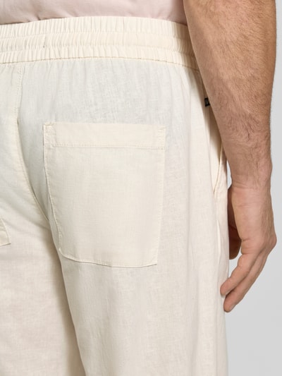 Männermodel trägt Regular Fit Hose aus Leinen-Baumwoll-Mix Modell 'barton' von Matinique, cremefarben, elastischer Bund, Detailaufnahme Rückansicht