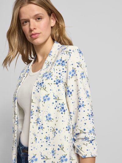 Frauenmodel trägt Regular Fit Longblazer mit Allover-Muster Modell 'BOSELLA' von Pieces, florale Optik, Reverskragen, Schulterpolster, 3/4-Arm, geraffter Ärmelabschluss, Materialverarbeitung: Webstruktur, Nahaufnahme Oberkörper.