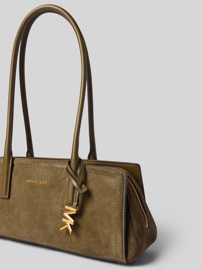 Produktfoto, Handtasche aus echtem Leder mit Label-Applikation Modell 'LAILA' von MICHAEL Michael Kors in Olive mit goldfarbenen Details, rechteckige Form, weiche Wildleder-Textur, neutraler Hintergrund, Kontext: Damen Handtasche, Hauptfach mit Reißverschluss, Schulterriemen 66 cm, Maße 32x12x10 cm.