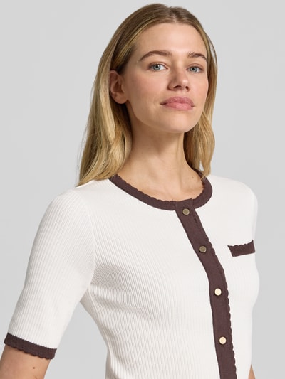 Frauenmodel trägt Slim Fit Cardigan in Strick-Optik von More & More aus Reine Baumwolle mit Rundhalsausschnitt, Halbarm, durchgängige Knopfleiste, Nahaufnahme Oberkörper.