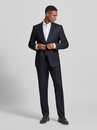 Männermodel trägt Slim Fit Freizeithemd aus reiner Baumwolle von BOSS, efekt: wzór na całej powierzchni, kołnierzyk typu cutaway, listwa guzikowa na całej długości, pas na plecach, długi rękaw, mankiety kombi, wykonane z popeliny, kolor jednolity, materiał: bawełna, ganzkörperansicht von vorne.