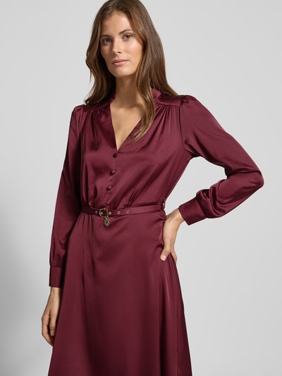 Rinascimento Abendkleid aus Satin mit V-Ausschnitt und Gürtel Bordeaux 3