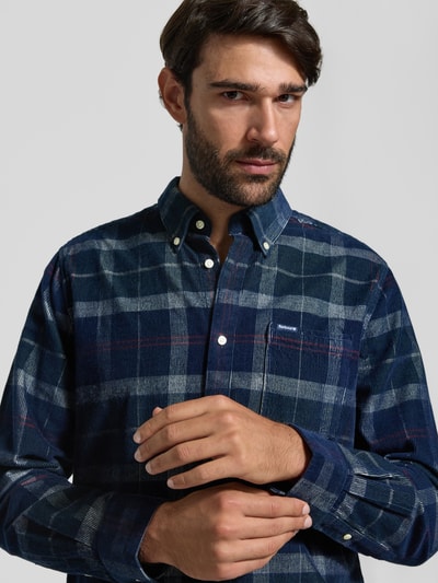 Männermodel trägt Tailored Fit Flanellhemd mit Brusttasche von BARBOUR, meerkleurige ruit, cord, knopen, borstzak, button-down kraag, lange mouw, detailopname bovenlichaam