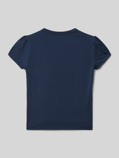 Mädchen trägt Regular Fit T-Shirt mit Zierbesatz von Guess in Dunkelblau aus elastischem Baumwoll-Mix, Rückenlänge 41 cm, Ganzkörperansicht Rückansicht.