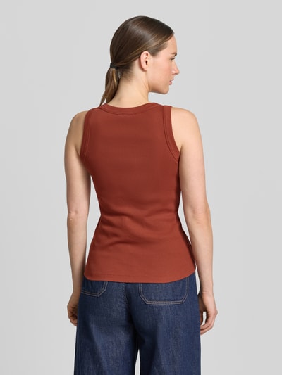 Männermodel trägt Tanktop mit Rundhalsausschnitt Modell 'OLINA' von Drykorn, bawełna, krój slim fit, kolor ceglasty, struktura prążkowana, widok całej sylwetki z tyłu