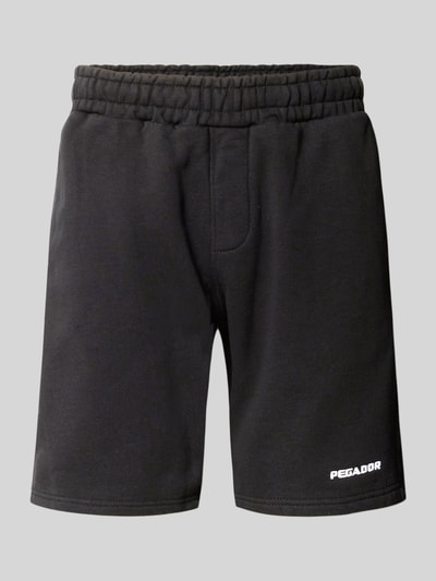 Produktfoto, Shorts mit elastischem Bund und Logo-Stitching von Pegador aus Baumwoll-Mix in Schwarz, Loose-Fit, französische Eingrifftaschen, Bundweite Größe M 38 cm, Innenbeinlänge 23 cm.