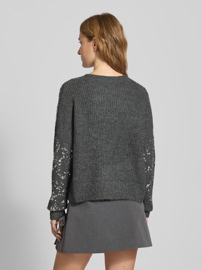 Only Sweter z dzianiny o kroju relaxed fit z cekinowym obszyciem model ‘LALTA’ Antracytowy melanż 5