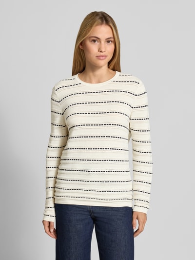 Frauenmodel trägt Regular Fit Longsleeve aus reiner Baumwolle von Christian Berg Woman, cremeweiß mit schwarzen Streifen, Strick-Optik, Rundhalsausschnitt, Ganzkörperansicht von vorne.