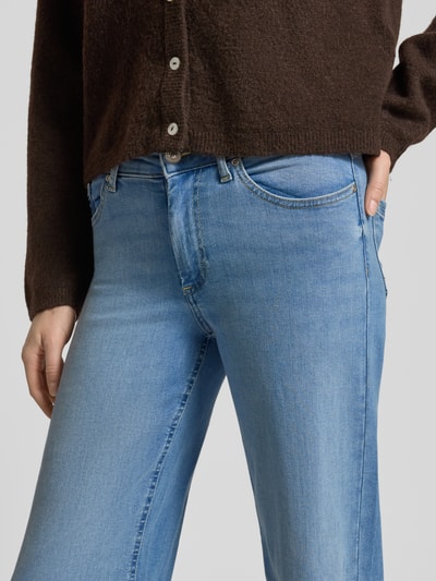 Vrouwenmodel draagt Straight Fit Jeans uit Bio-Baumwoll-Mix Model 'BLUSH' van Only, look: effen, 5-pocketmodel, denim, mix van biologisch katoen, knoop- en ritssluiting, labelpatch, riemlussen, detailopname heup en bovenbeen.