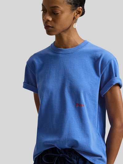 Frauenmodel trägt Regular Fit T-Shirt aus reiner Baumwolle von Polo Ralph Lauren in Unifarbe Blau, Label-Schriftzug, Nahaufnahme Oberkörper.