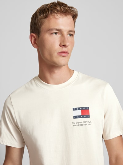 Tommy Jeans T-shirt z nadrukiem z logo Złamany biały 3