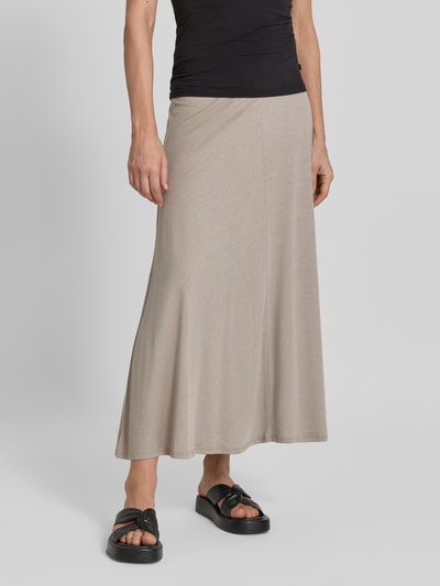 Frauenmodel trägt Loose Fit Midi-Rock aus Lyocell-Baumwoll-Mix Modell 'ILENIAA LARAA' von Armedangels in Beige, Ganzkörperansicht von vorne. Damen Midi-Rock von Armedangels.