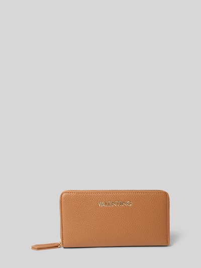 Produktfoto, Portemonnaie in Leder-Optik Modell 'Brixton' von VALENTINO BAGS in Camelbraun mit goldfarbener Logo-Applikation, Reißverschluss, Damen-Accessoire