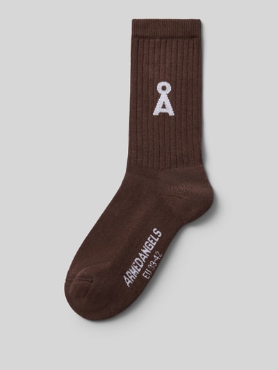 Produktfoto, einfarbige braune Socken aus Baumwoll-Mix mit weißem Logo, Modell 'SAAMUS' von ARMEDANGELS, Damen Socken