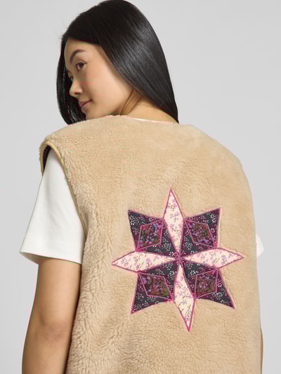 LOLLYS LAUNDRY Weste aus Teddyfell mit Knopfleiste Modell 'Jace' Sand 3