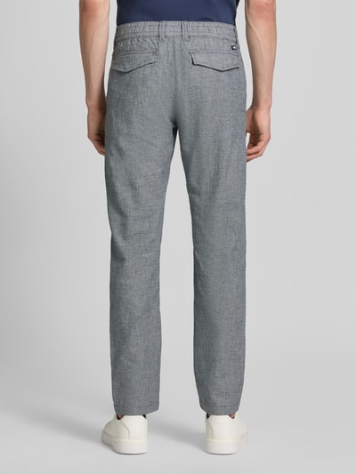Männermodel trägt Regular Fit Chino aus Baumwoll-Leinen-Mix Modell 'PHOENIX' von s.Oliver RED LABEL, Melange-Optik, Ganzkörperansicht Rückansicht.