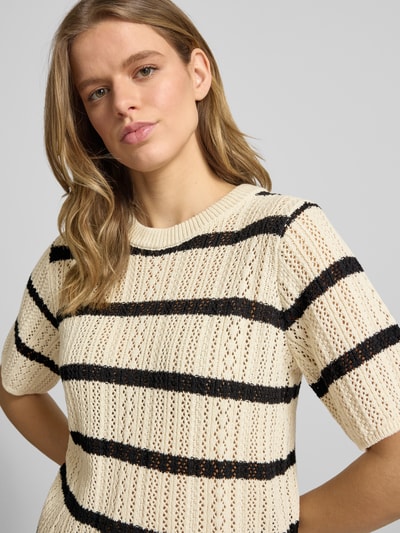 Frauenmodel trägt Regular Fit Strickshirt aus reiner Baumwolle Modell 'NUKA' von Pieces, Optik:Allover-Muster, gestreift, Lochstrick, Rundhals, Kurzarm, Nahaufnahme Oberkörper.