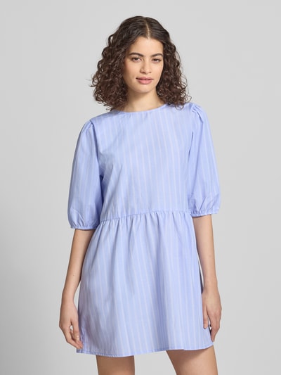 Frauenmodel trägt Relaxed Fit Blusenkleid mit Streifenmuster Modell 'CLARA TESSA' von Only, Mini-Länge, Rundhals, Ballonärmel, recyceltes Material, Ganzkörperansicht von vorne.