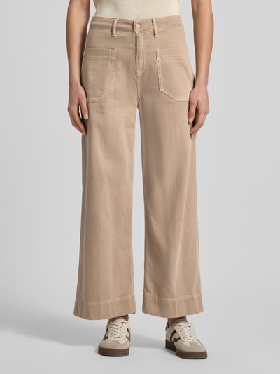 Frauenmodel trägt Wide Leg Jeans mit aufgesetzten Taschen Modell 'MIRU' von Raffaello Rossi, mieszanka bawełny i lnu, długość 6/8, szerokość w rozmiarze 36: 41 cm, długość wewnętrzna nogawki w rozmiarze 36: 65 cm, beżowy kolor, prosty krój, gładka faktura, Ganzkörperansicht von vorne.