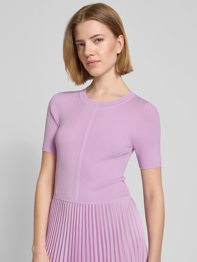 Vrouwenmodel draagt tailliertes businesskleid aus Viskose-Mix Modell 'FADRIDI' van BOSS in effen kleuren met getailleerd pasvorm, midilengte, ronde hals, plissévouwen, korte mouw en rechte zoom, look: effen. Nahaufnahme bovenlichaam.